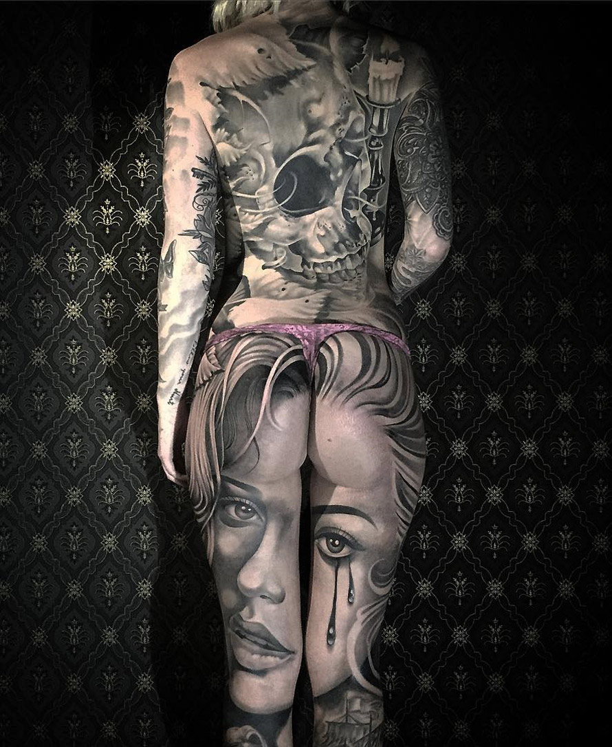 Шикарные дамы демонстрируют татуированные тела