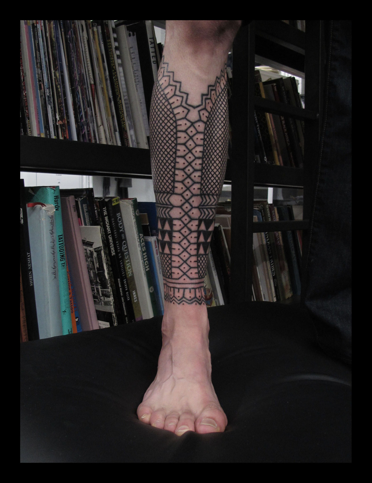 Black pattern leg tat