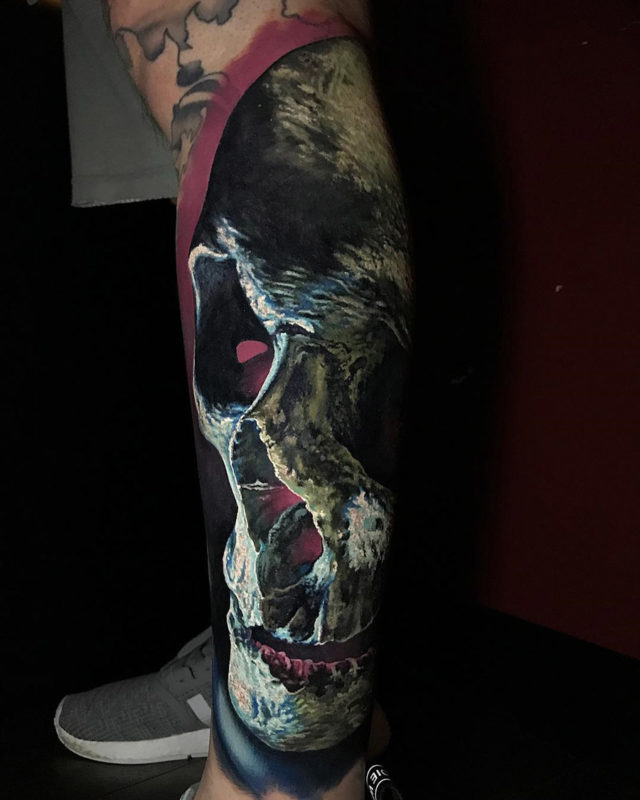 3D Skull on guy's leg