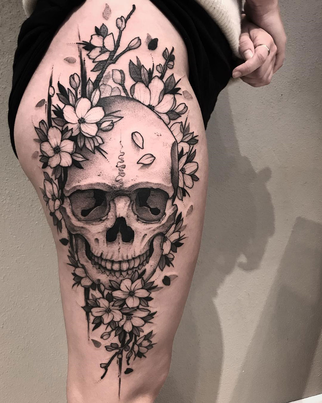 Skull & Flowers on girl's thigh