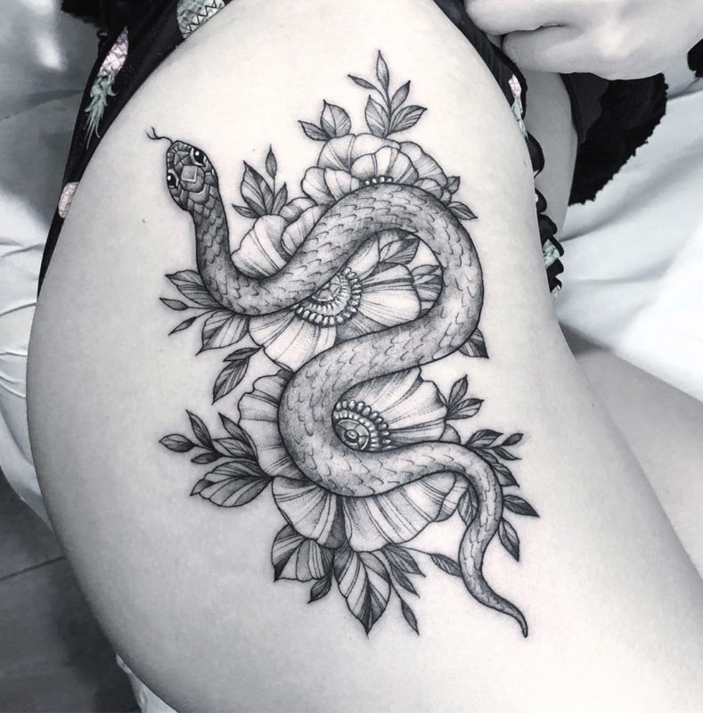 Tatouage de hanche de serpent et de fleurs