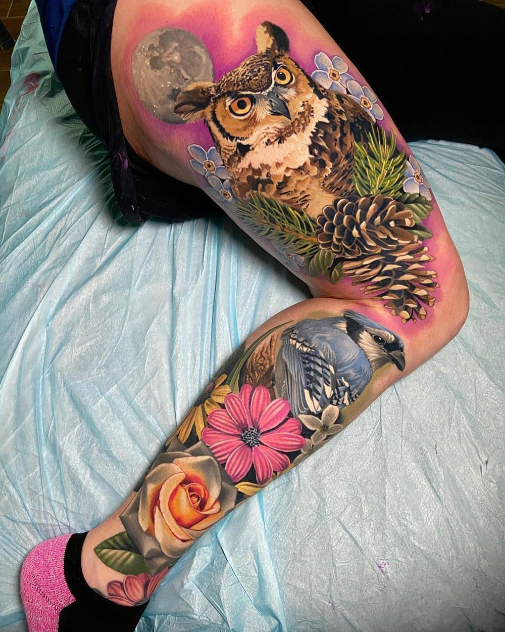 Tatuagem de perna cheia de coruja & Jay azul