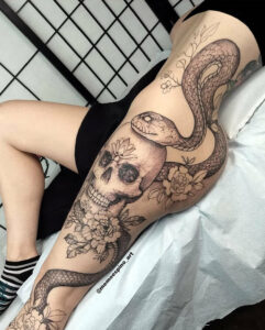 Serpent, fleurs et crâne ornemental