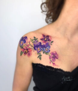 Joli tatouage floral à l'épaule